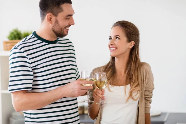 Счастливая пара пьет вино дома — стоковое фото