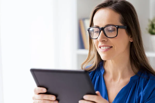 Frau mit Tablet-PC arbeitet zu Hause oder im Büro — Stockfoto