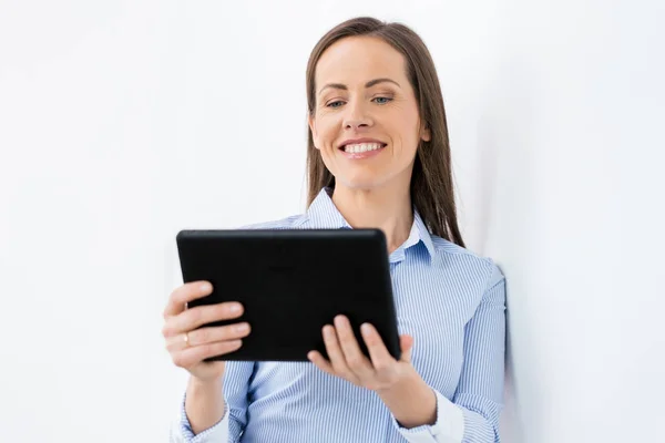 Business woman with tablet pc working at office — стоковое фото