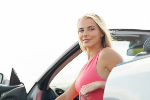 幸福的年轻女人在敞篷汽车 — 图库照片