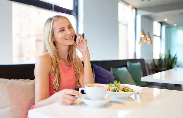 Restoranda kahve arama smartphone kadınla — Stok fotoğraf