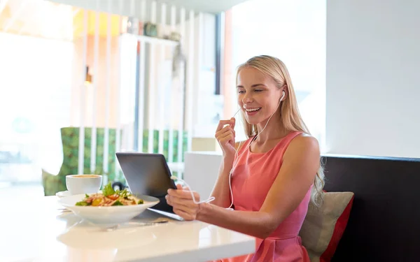 Restoranda tablet pc ile mutlu genç kadın — Stok fotoğraf