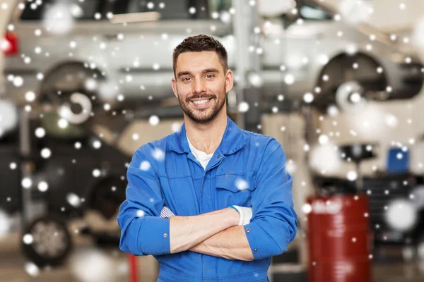 Happy auto mechanic man or smith at car workshop — Stock Photo, Image