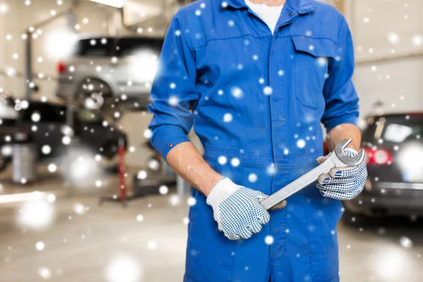 Automechaniker oder Schmied mit Schraubenschlüssel in der Autowerkstatt — Stockfoto