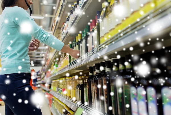 Cliente que escolhe azeite no supermercado — Fotografia de Stock