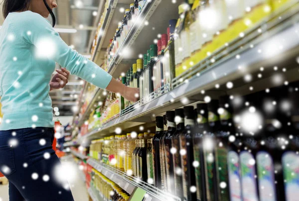 Cliente que escolhe azeite no supermercado Fotos De Bancos De Imagens Sem Royalties
