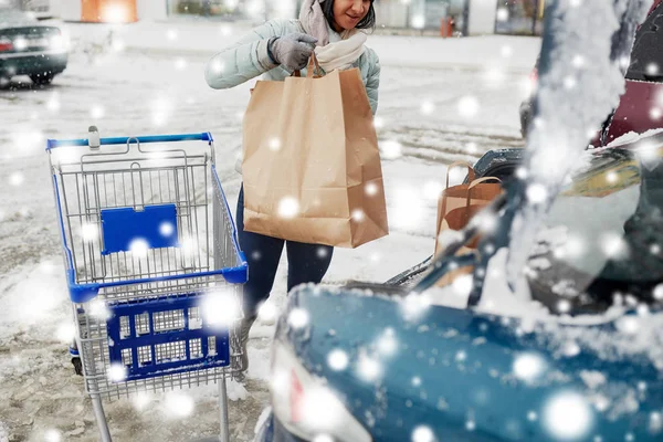 Kunde lädt Lebensmittel vom Warenkorb ins Auto — Stockfoto