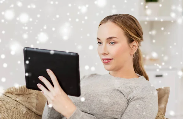 Mujer sonriente con tablet pc en casa —  Fotos de Stock