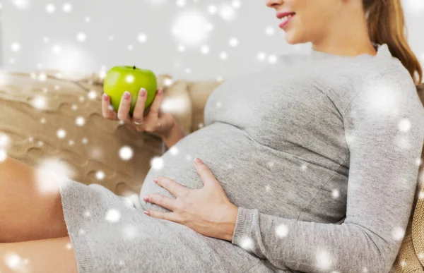 Glückliche schwangere Frau mit grünem Apfel — Stockfoto