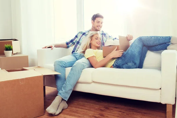 Feliz pareja con grandes cajas de cartón en el nuevo hogar — Foto de Stock