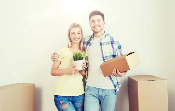 Lachende paar met grote dozen verplaatsen naar nieuwe thuis — Stockfoto