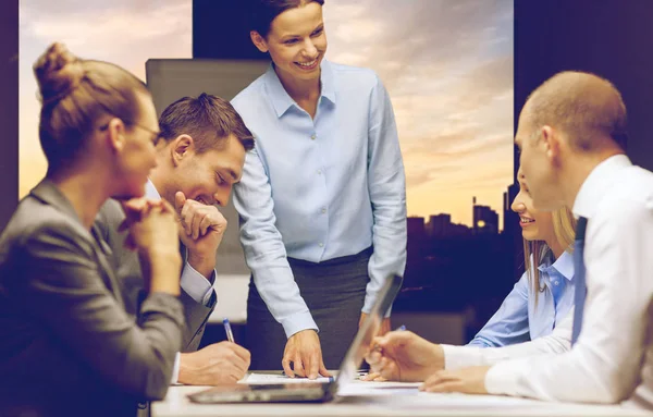 Smiling female boss talking to business team — Stock Photo, Image