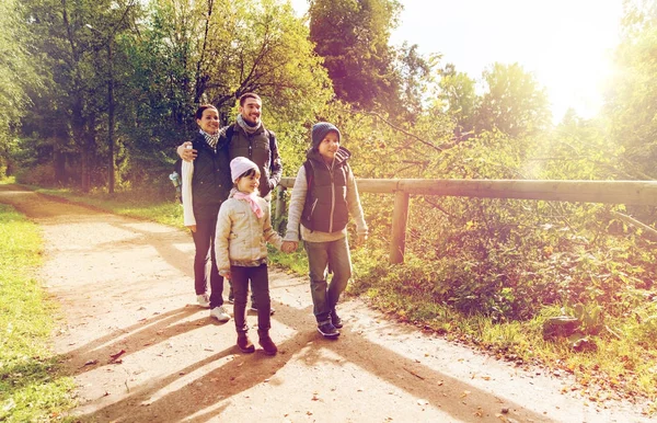숲에서 하이킹 백팩와 함께 행복 한 가족 — 스톡 사진