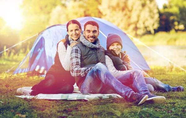 Szczęśliwa rodzina z namiotem w obozie — Zdjęcie stockowe