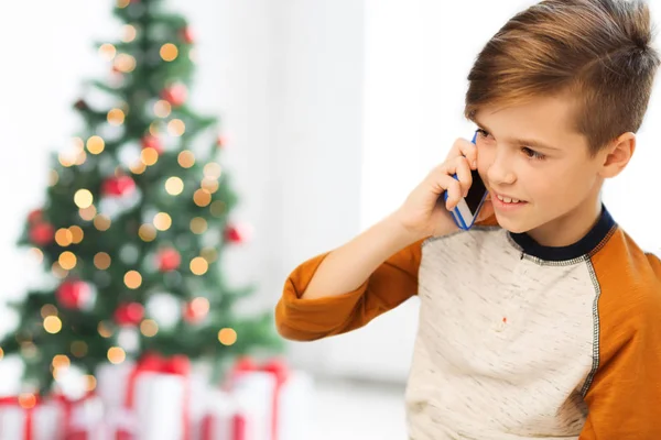 Chico llamando en el teléfono inteligente en casa en Navidad —  Fotos de Stock