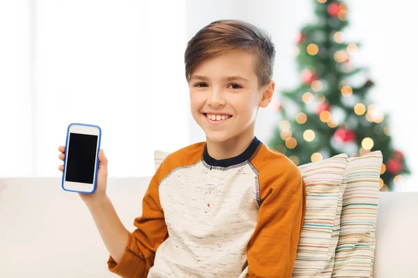Хлопчик зі смартфоном вдома на Різдво — стокове фото