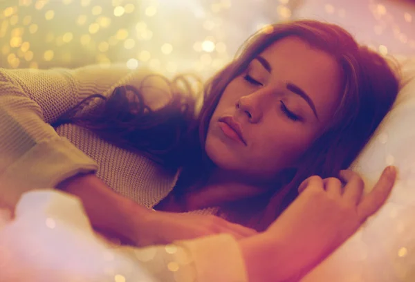 Ung kvinna sover i sängen hemma — Stockfoto