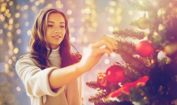 クリスマス ツリーを飾ること幸せな若い女 — ストック写真