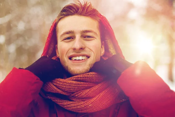 Gelukkig man in winter jas en sjaal buitenshuis — Stockfoto