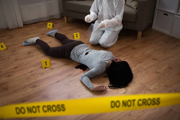 Criminalist collecting evidence at crime scene — Stock Photo, Image