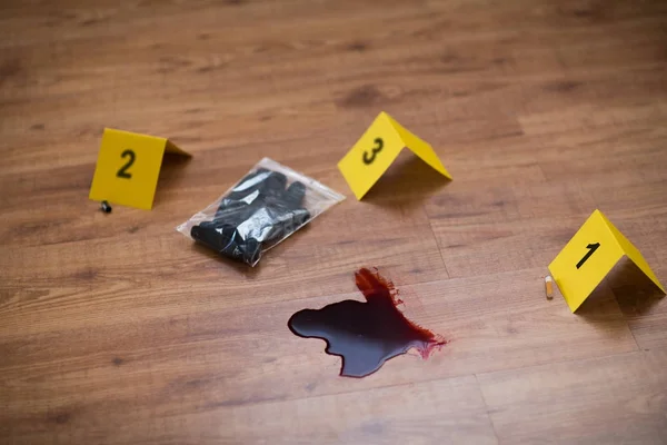 Cuchillo en sangre y marcador de evidencia en la escena del crimen — Foto de Stock