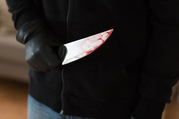 Primer plano del criminal con sangre en el cuchillo — Foto de Stock