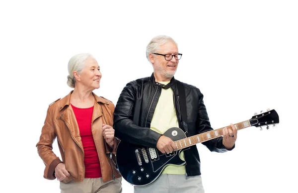 Šťastný starší pár s elektrickou kytaru — Stock fotografie