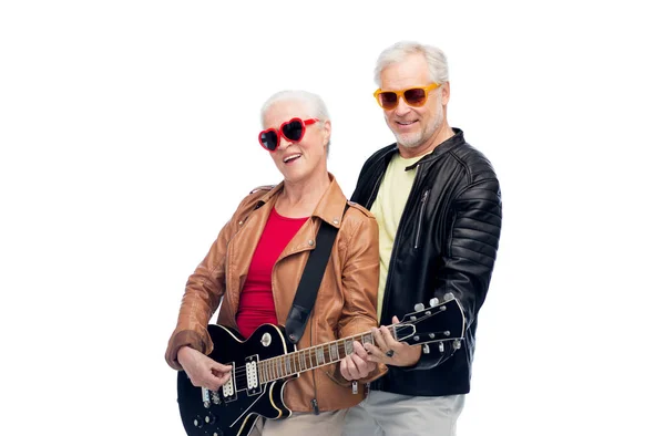 Äldre par solglasögon med elgitarr — Stockfoto