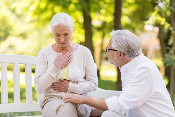 Seniorin fühlt sich im Sommerpark krank — Stockfoto