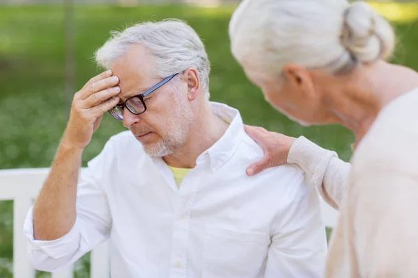 Starszy mężczyzna cierpi na ból głowy na zewnątrz — Zdjęcie stockowe
