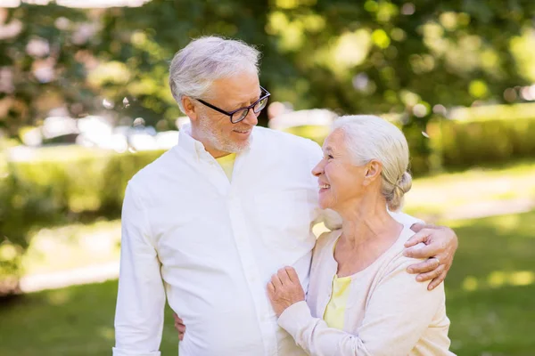 Gelukkig senior paar knuffelen in de zomer park — Stockfoto