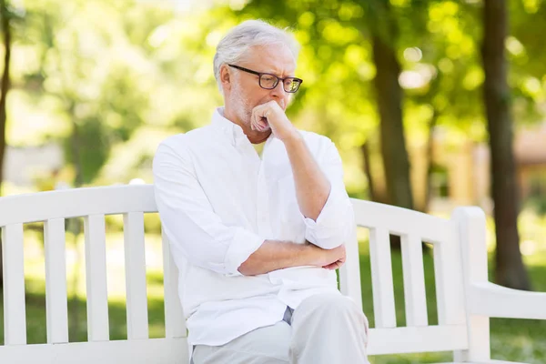 夏の公園で思慮深い年配の男性 — ストック写真