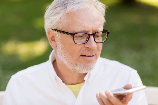 Alter Mann benutzt Sprachrekorder auf Smartphone — Stockfoto