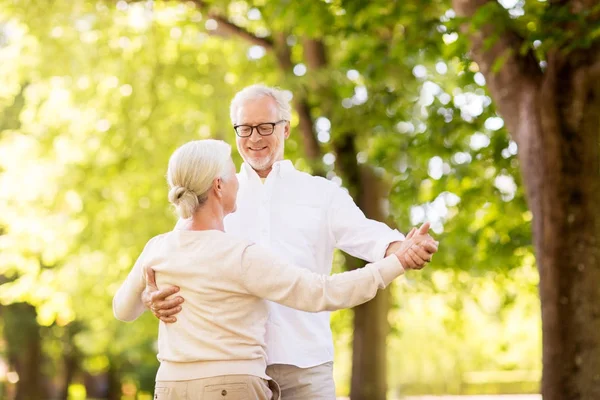 Щаслива старша пара танцює в літньому парку — стокове фото
