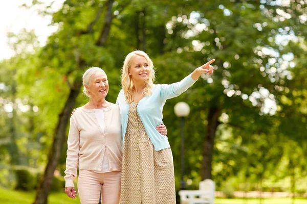 Dotter med senior mor på park — Stockfoto