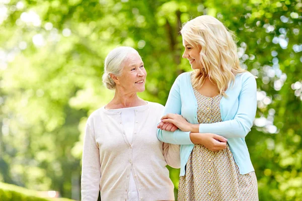 Dotter med senior mor på park — Stockfoto