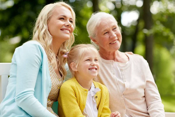 Kvinna med dotter och senior mor på park — Stockfoto