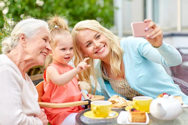 Szczęśliwa rodzina biorąc selfie w kawiarni — Zdjęcie stockowe