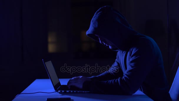 Hacker utilizando ordenador portátil para el ataque cibernético — Vídeo de stock