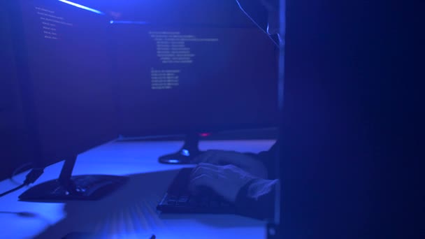 Хакер, що використовує комп'ютерний вірус для кібер-атаки — стокове відео