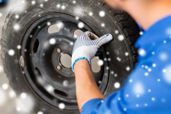 Close up of auto mechanic with car tire — Stock Photo, Image