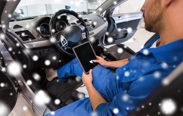 Homem mecânico com tablet pc fazendo o diagnóstico do carro — Fotografia de Stock