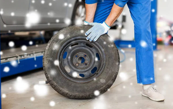 Meccanico auto cambiando pneumatico auto in officina — Foto Stock