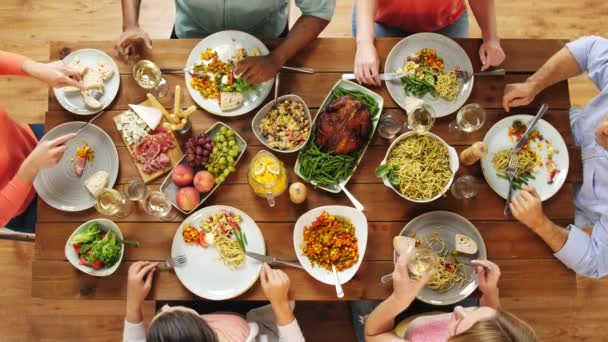 Ομάδα των ανθρώπων που τρώνε στο τραπέζι με το φαγητό — Αρχείο Βίντεο