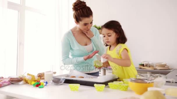 Madre e hija cocinando cupcakes en casa — Vídeos de Stock