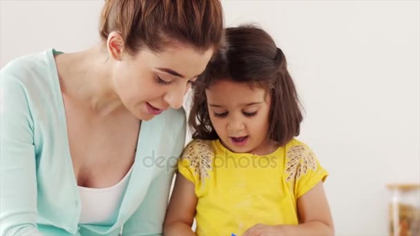 Glückliche Mutter und Tochter backen Plätzchen zu Hause — Stockvideo