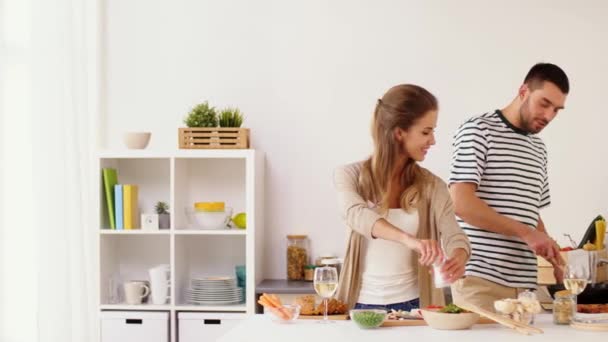 Šťastný pár vaření potravin v domácí kuchyni — Stock video