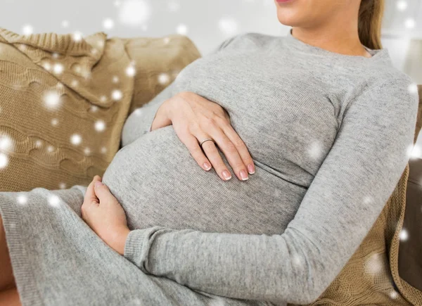Zblízka těhotné ženy s velkým břichem — Stock fotografie