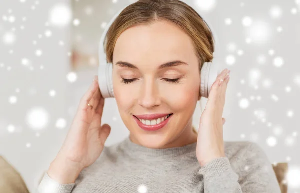 Mujer con auriculares escuchando música en casa —  Fotos de Stock