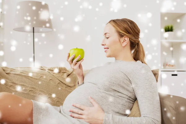 Счастливая беременная с зеленым яблоком — стоковое фото